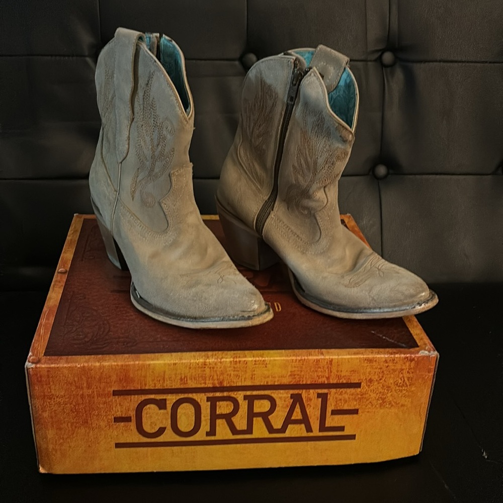 Cute Corral Cowgirl Booties Size 8. - Picture 2 of 8